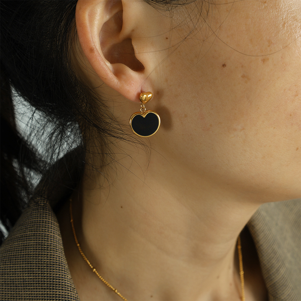 Une paire de boucles d'oreilles EH21 dorées et noires