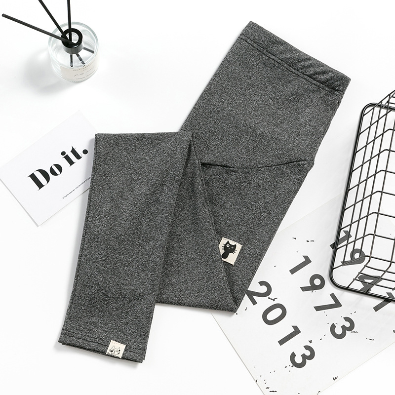 Gris foncé avec chat