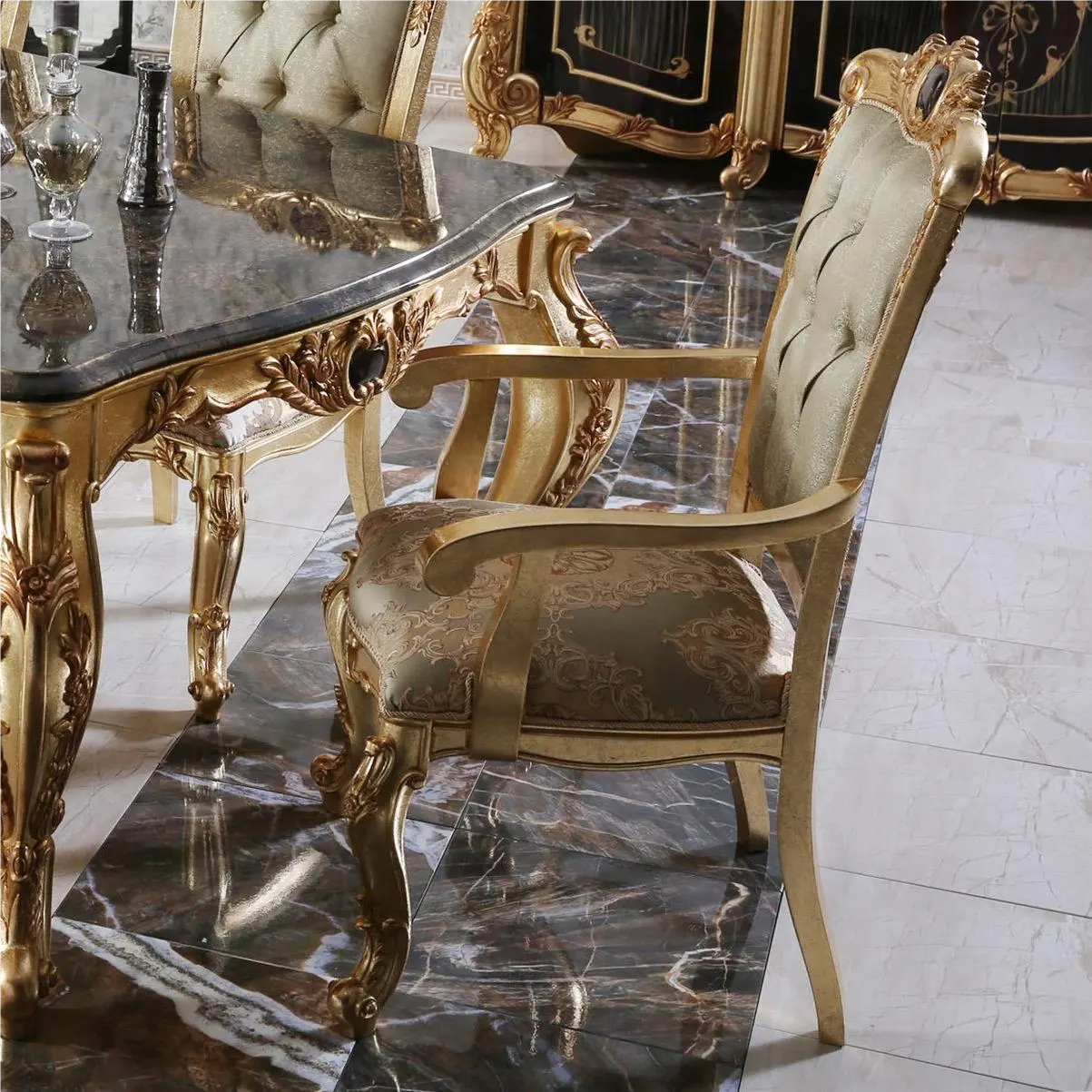 Sedia da pranzo rifinita in lamina d'oro personalizzata con struttura in legno di stile classico di lusso