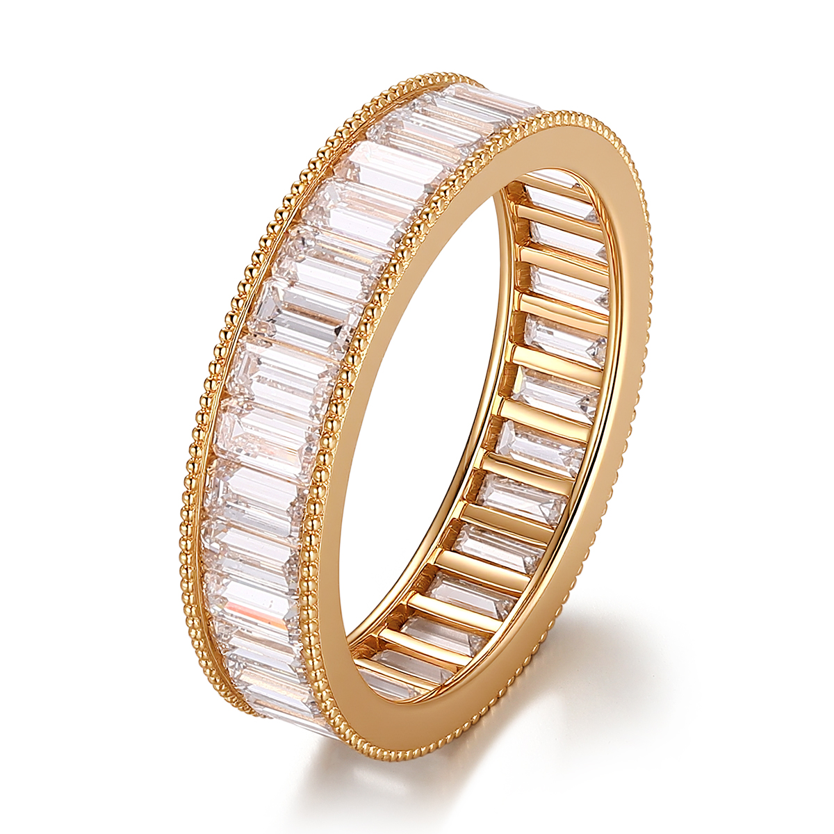 Bague en or massif 14 carats avec diamant de laboratoire.