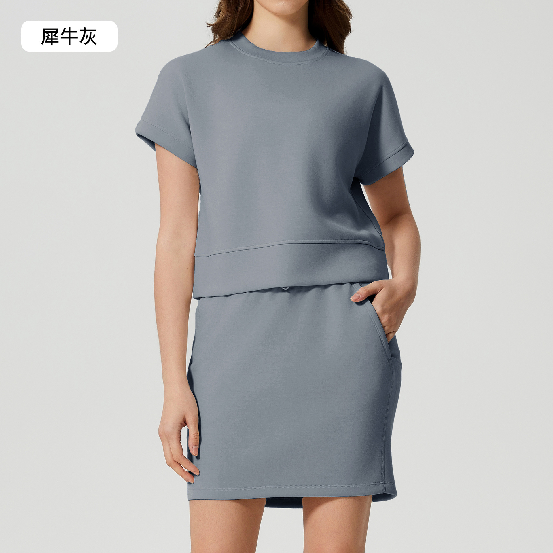 T-shirt + jupe gris