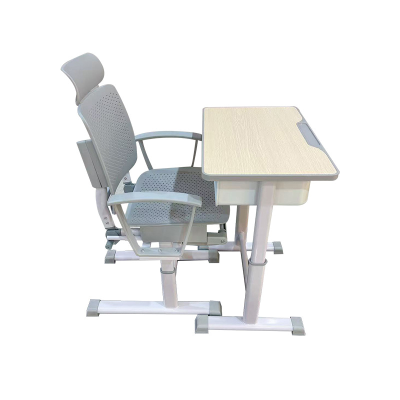 03-Bureau en grain de bois et chaise de sieste grise