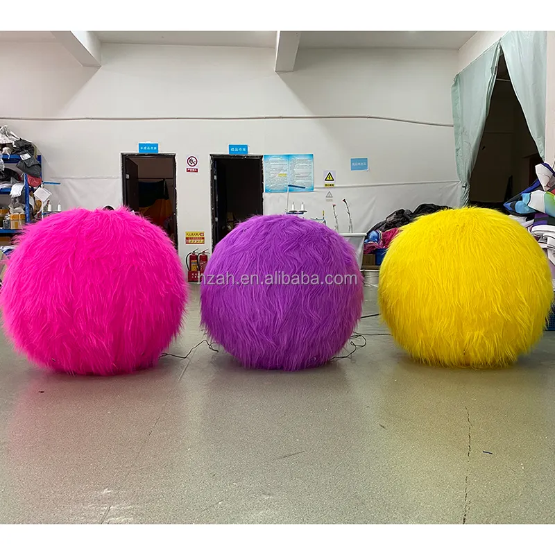 Boule gonflable personnalisée en peluche rose violet jaune boule de fourrure gonflable pour décoration de plafond de scène