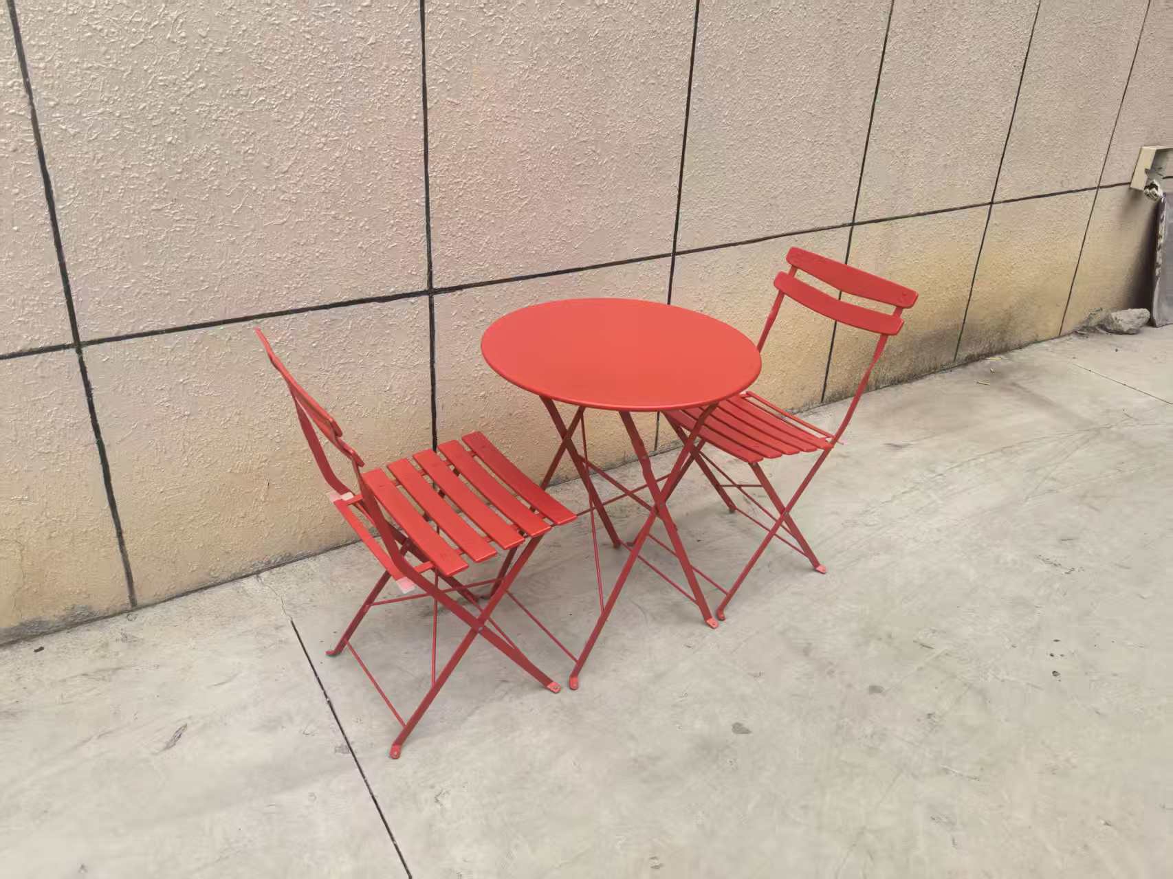 Red-one table and two chairs