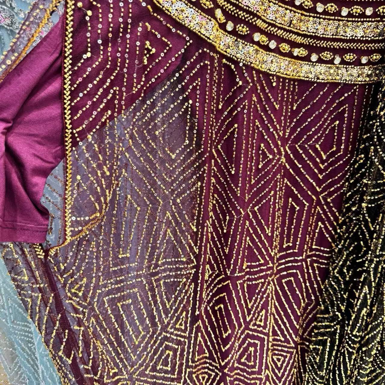 Vestido rojo vino bordado con lentejuelas y pedrería
