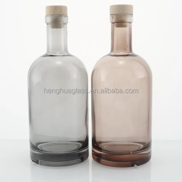 Stile nordico personalizzato 750ml bottiglia di liquori di vetro grigio fumoso rotondo 75cl vino Tequila Gin whisky Rum contenitori con tappi di legno