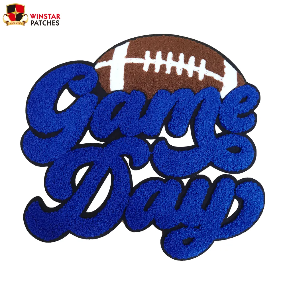 Atacado de fábrica personalizado dia de jogo futebol esportes grandes bordados de chenille letras azuis remendos de ferro para roupas