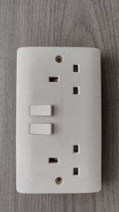 BG Series 146 Estándar británico Doble posición 13A Enchufe de madera de goma multifuncional con interruptor