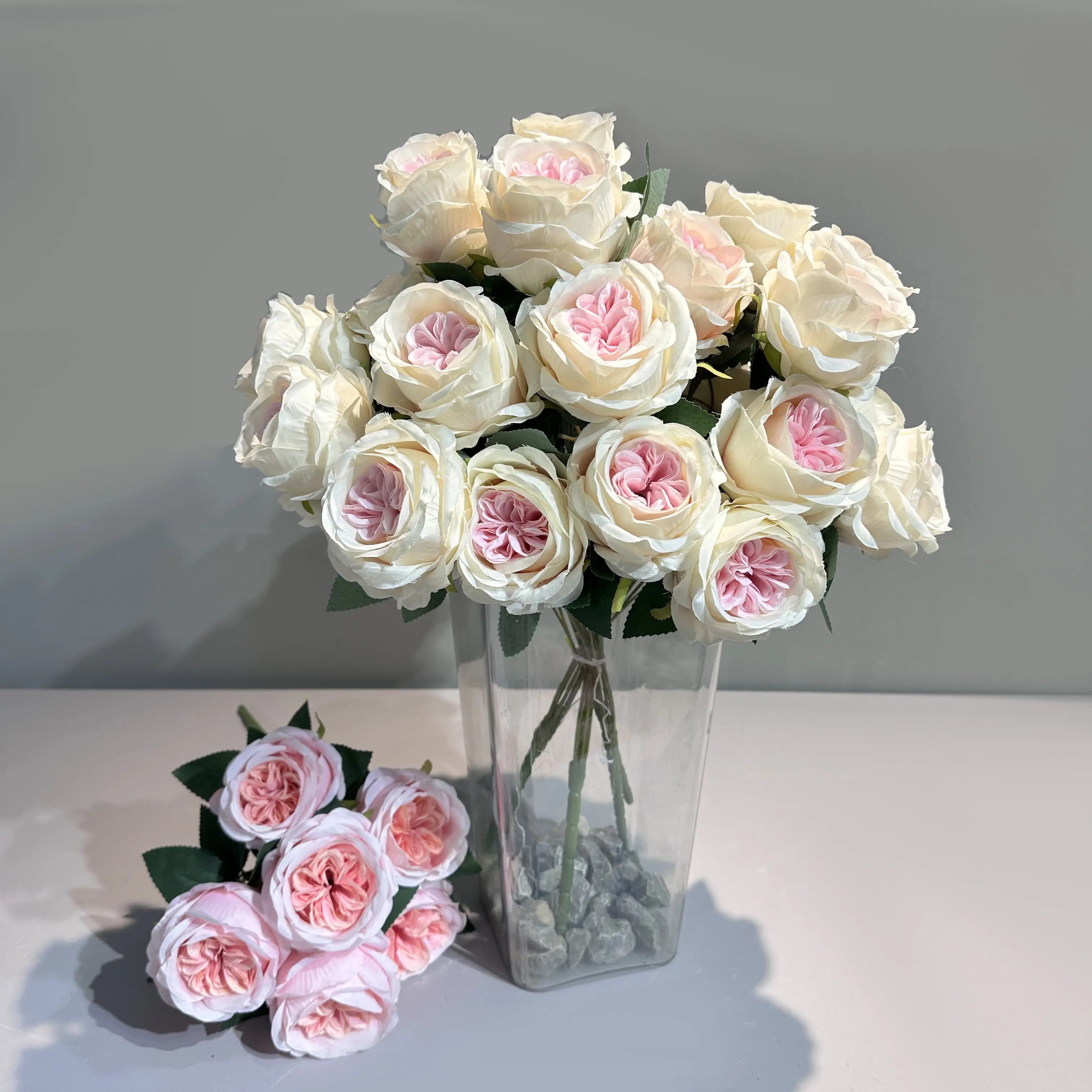 Venda quente por atacado de rosas falsas de toque real slik flores artificiais suspensas para decoração de casamento