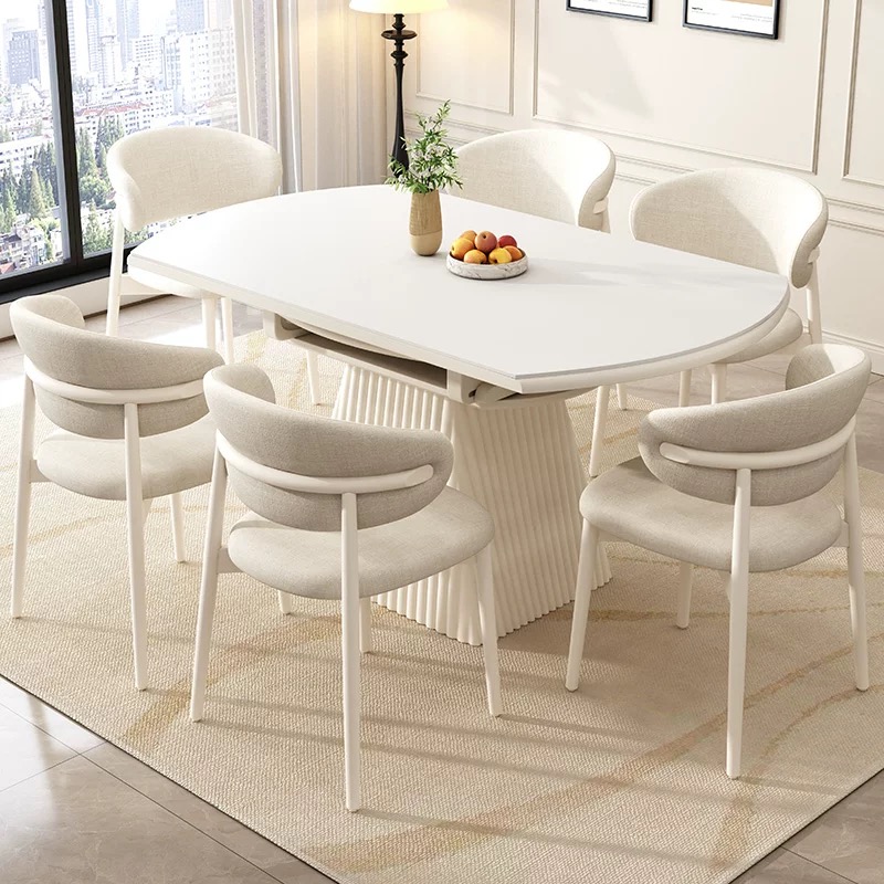 Une table avec quatre chaises