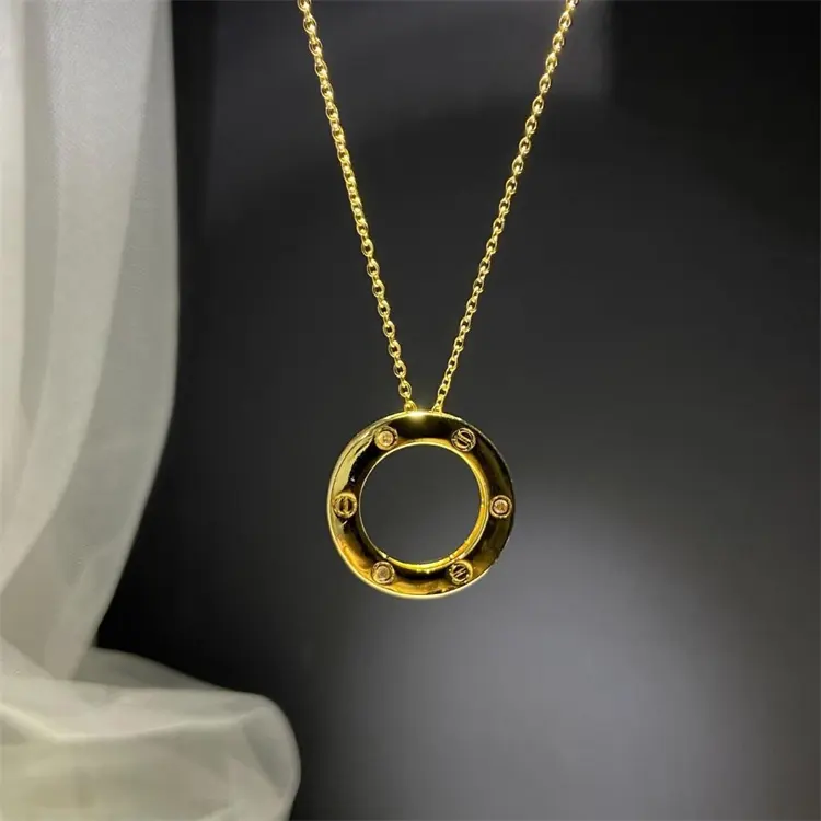 Collana con ciondolo rotondo cubico d'amore con cerchio in zircone placcato oro in acciaio inossidabile di nuova moda semplice all'ingrosso