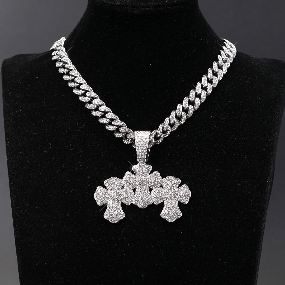 E pendentif en argent avec chaîne