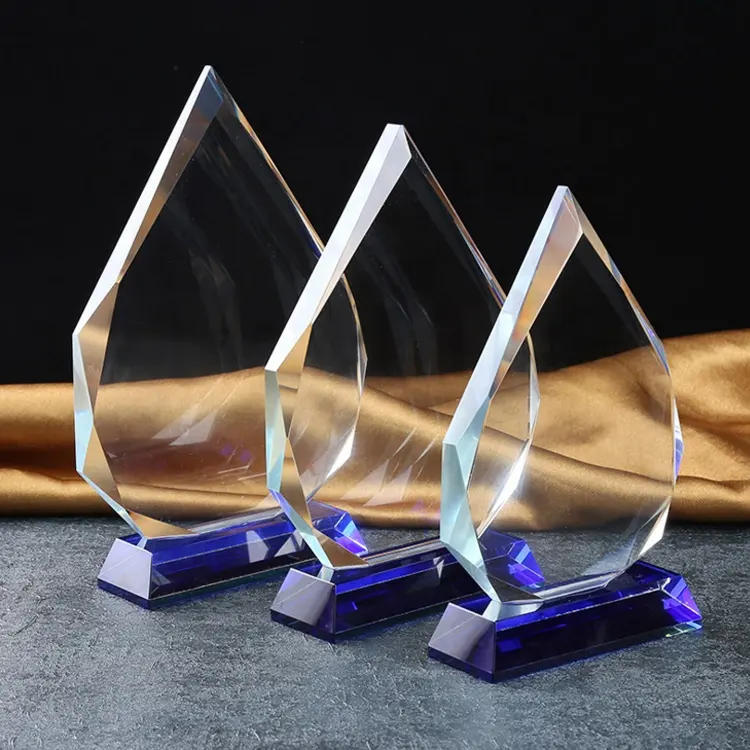 Guangzhou toptan ucuz şeffaf boş kristal buzdağı modeli için özel lazer gravür logo K9 kristal kupa ödülü
