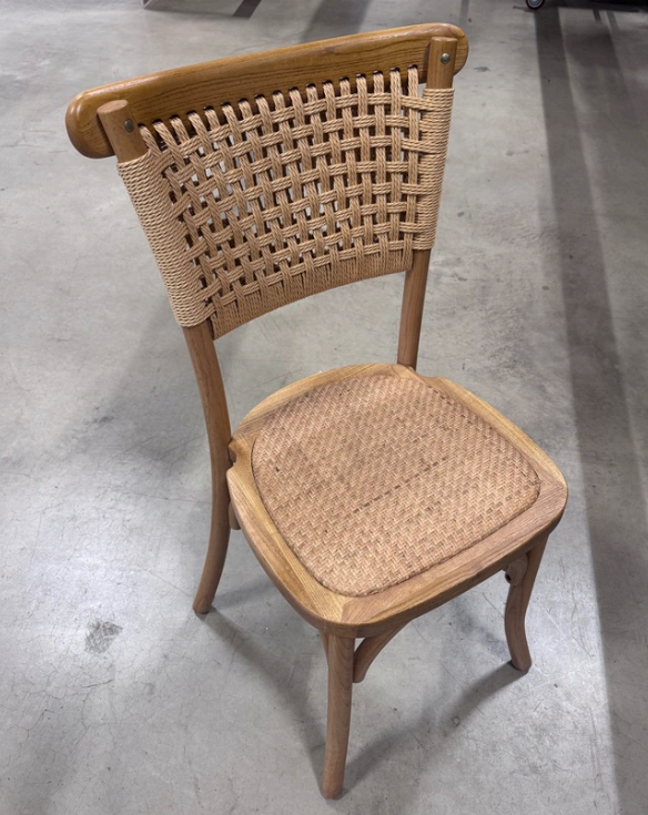 Siège en rotin et bois foncé