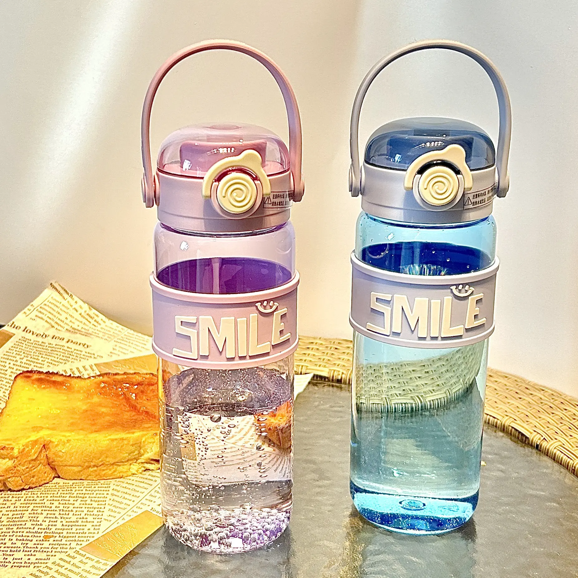 Botella de agua de plástico con asa y escala Botella de agua motivacional de paja Botella de agua deportiva