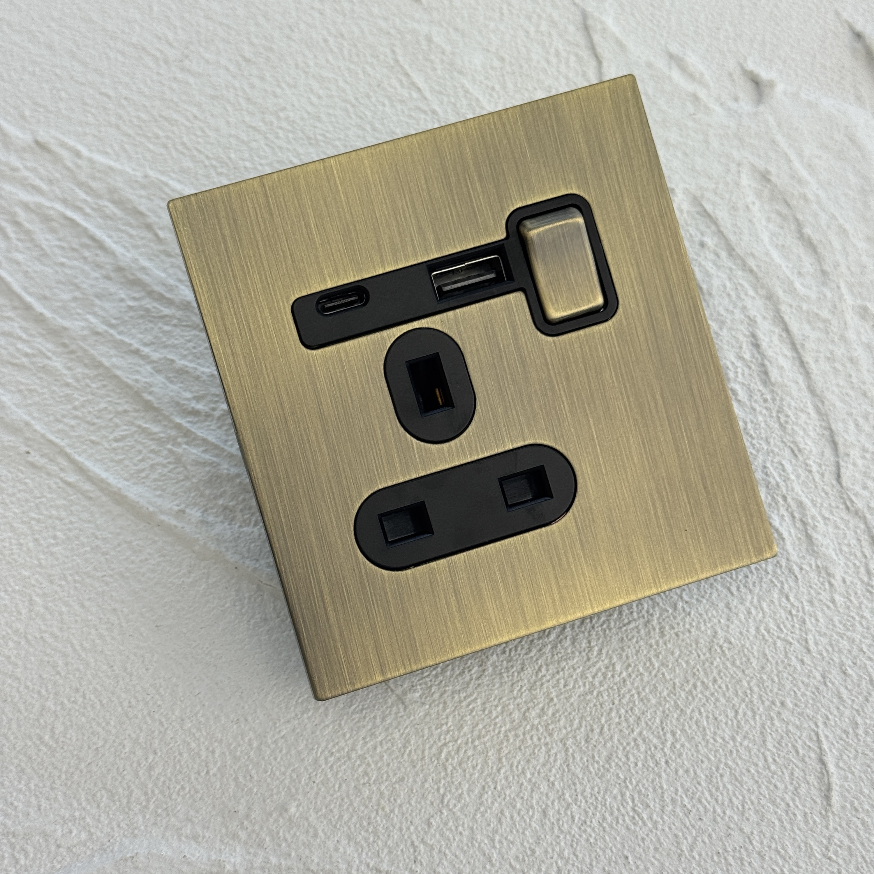 1 presa UK 13A con USB/Type-C