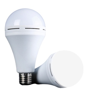 寝室のキャンプ照明用の1200mA 1800mAリチウム電池を内蔵した新しい7w 9wLED充電式緊急電球