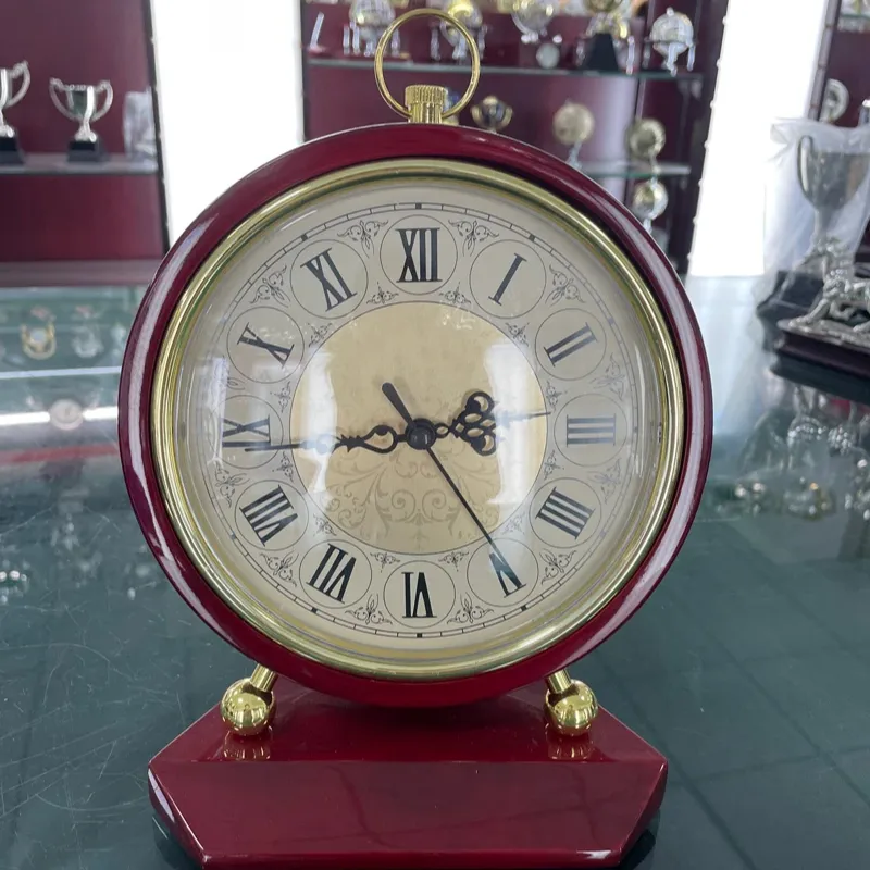Cadeau de promotion Grande horloge de bureau en palissandre gravé et doré