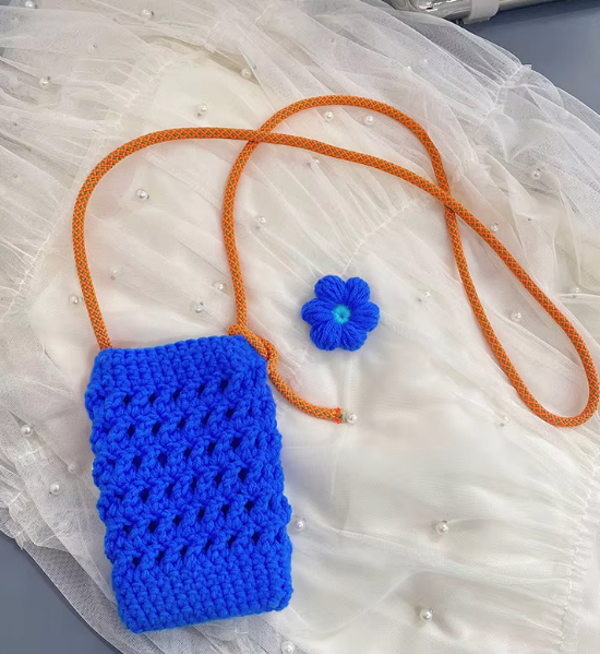 Broche fleur finition bleu saphir