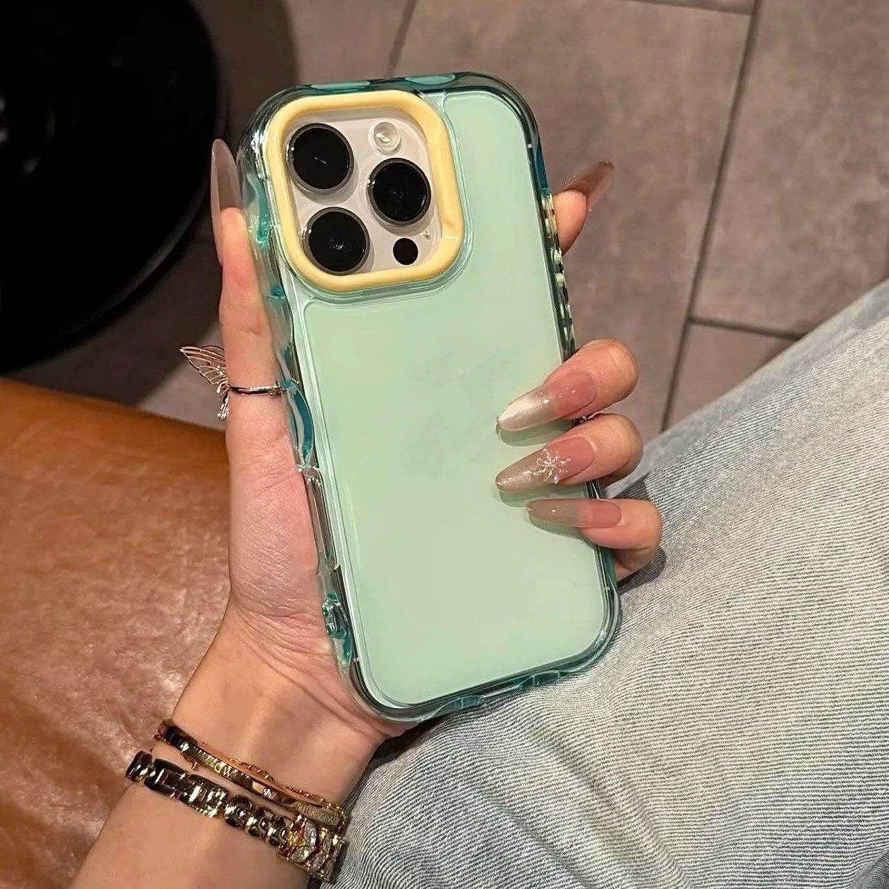 Coque verte avec cadre jaune