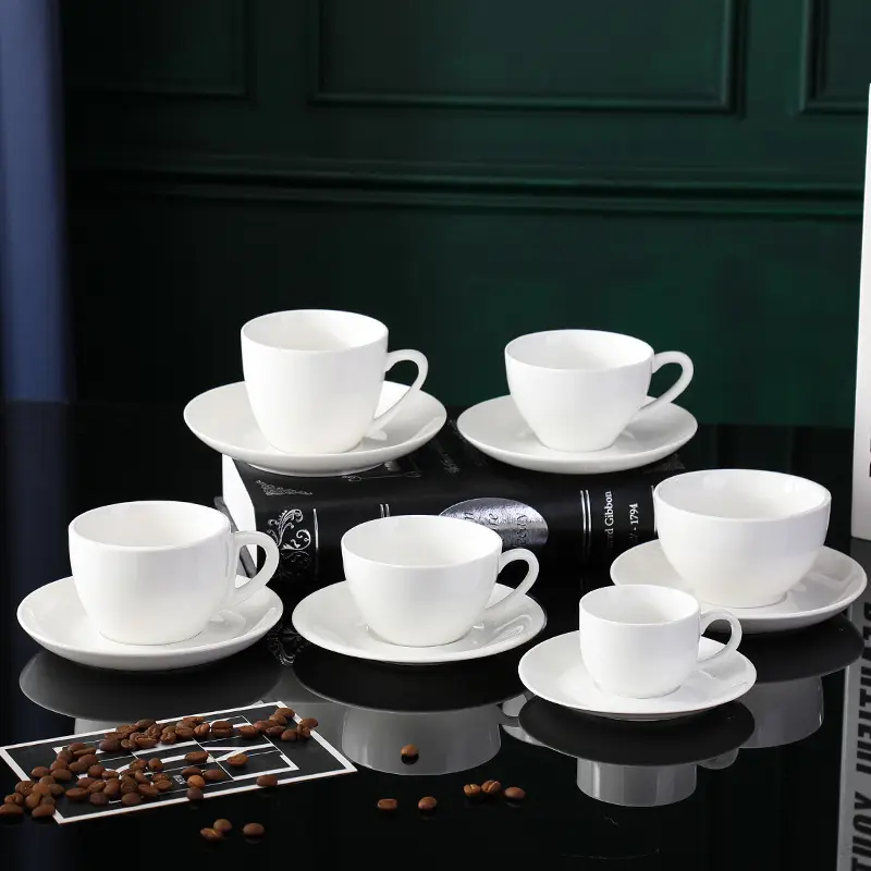 कस्टम लोगो नॉर्डिक सफेद सिरेमिक कैप्पुकिनो कॉफी सिरेमिक कप सेट एस्प्रेसो कप और तश्तरी सेट लट्टे चाय होटल क्लासिक शैली