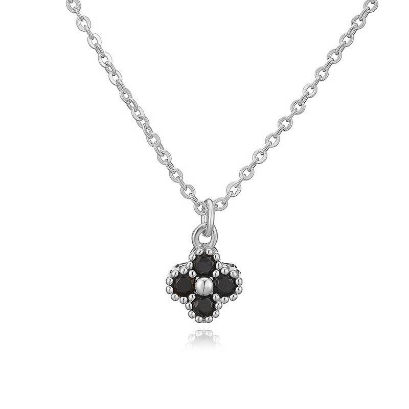 Collier trèfle à quatre feuilles en or blanc et diamants noirs