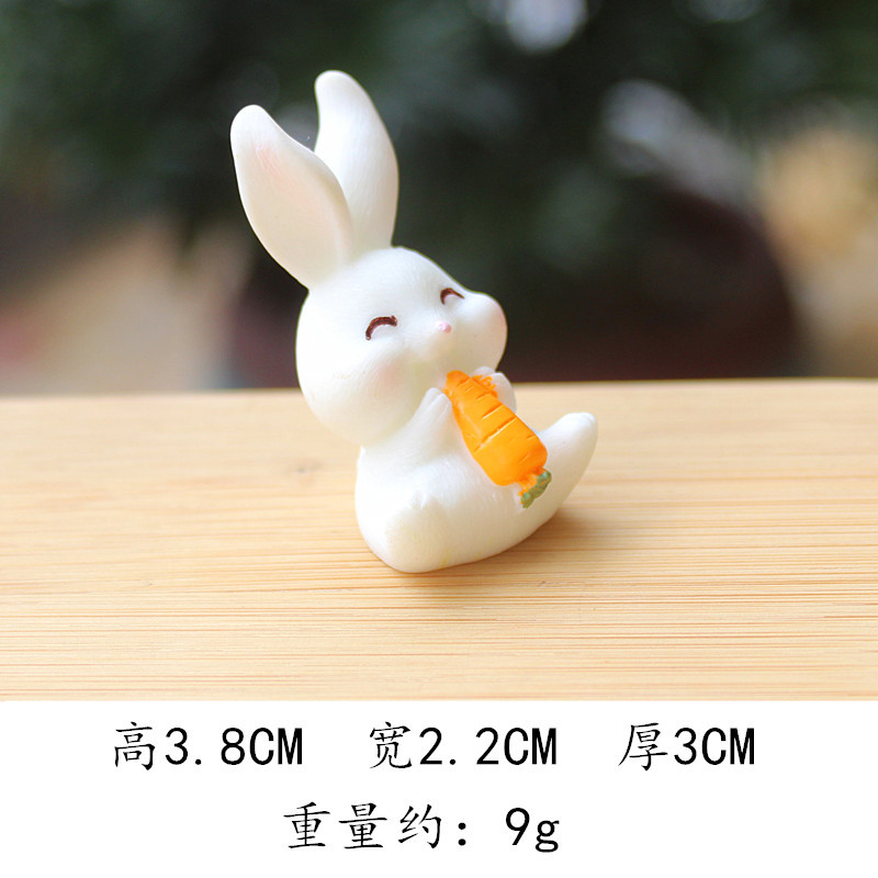 Lapin aux longues oreilles mangeant une carotte