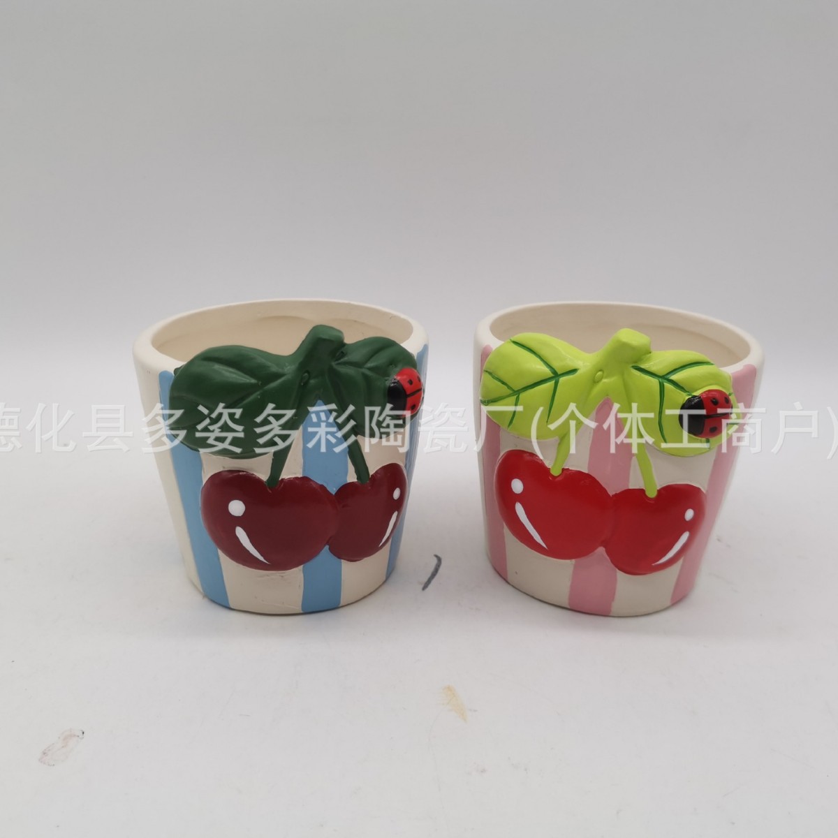 Pots de fleurs de cerisier rouge