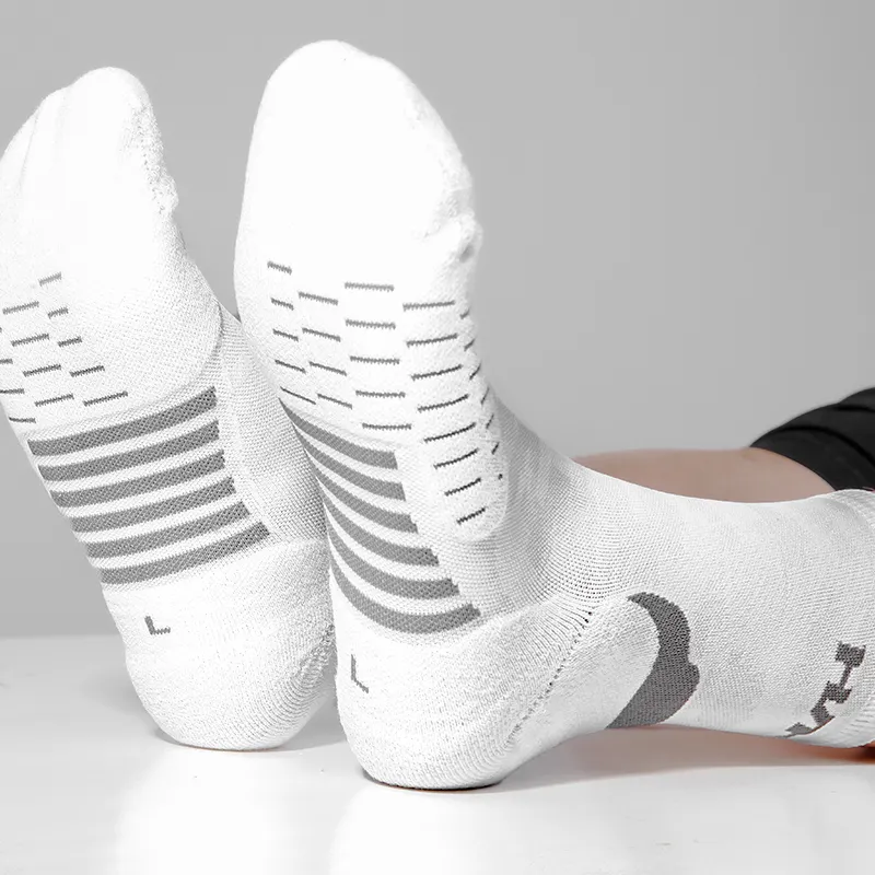 Toptan özel logo bayan performans çorap dikişsiz polyester erkek spor koşu varis çorabı
