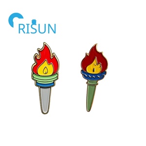 เข็มกลัดติดเสื้อรูปคบเพลิงเคลือบแบบนุ่มสั่งทำ - Product Image 4