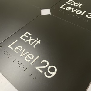 Tùy chỉnh ADA Braille thép tấm dấu hiệu xây dựng cửa phòng tường ADA Braille signage có thể truy cập nhà vệ sinh dấu hiệu - Product Image 3