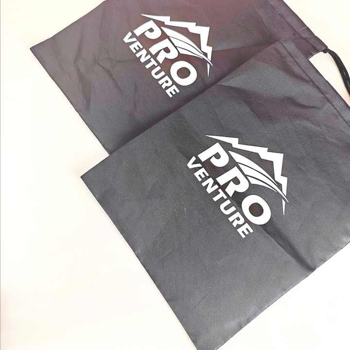 Borsa con coulisse in poliestere con impugnatura a corda e stampa Cartoon per confezione regalo in poliestere 210D con motivo Logo personalizzato