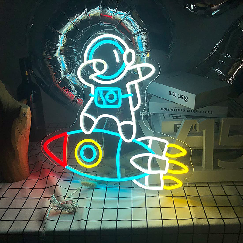 Astronaut-07 50 x 52 CM