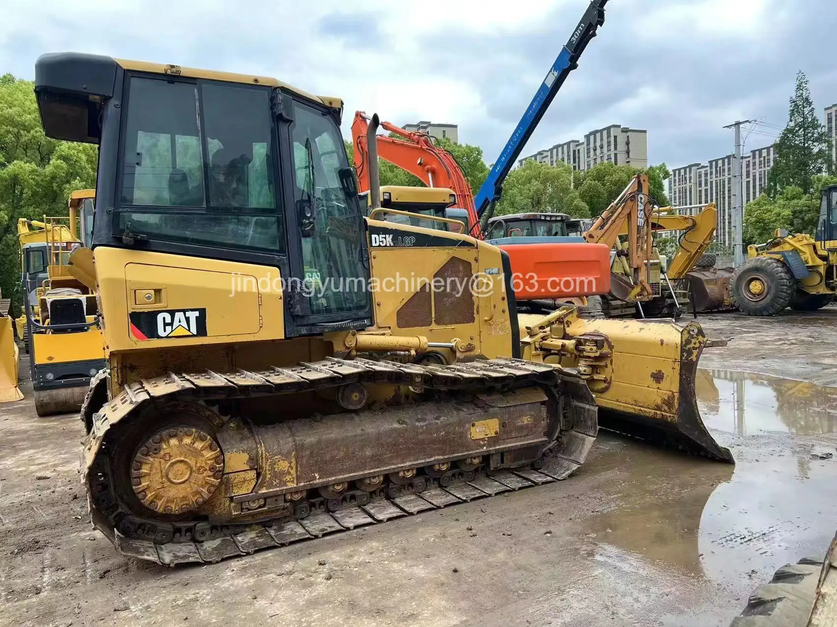 Bulldoser kecil buatan Jepang menggunakan mini cat D5K LGP tipe traktor dalam kondisi baik