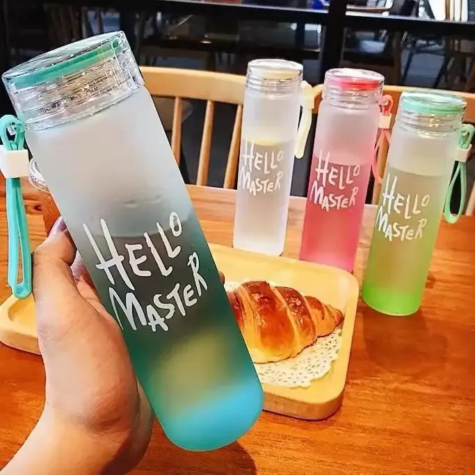 Prix d'usine verre à boire cadeau promotionnel coloré lettre bouteille d'eau en verre avec couvercle bouteille portable givrée