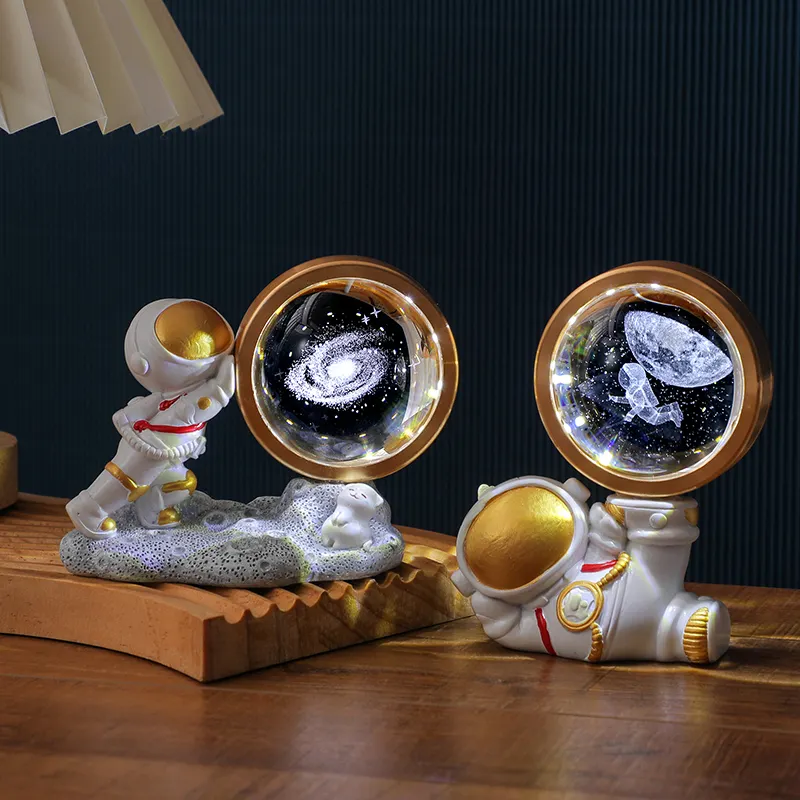 Mode mignon astronaute Spaceman Multi motif créatif décoration ornement avec LED 3D cristal boule de verre veilleuse résine Base