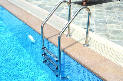 Échelle de piscine
