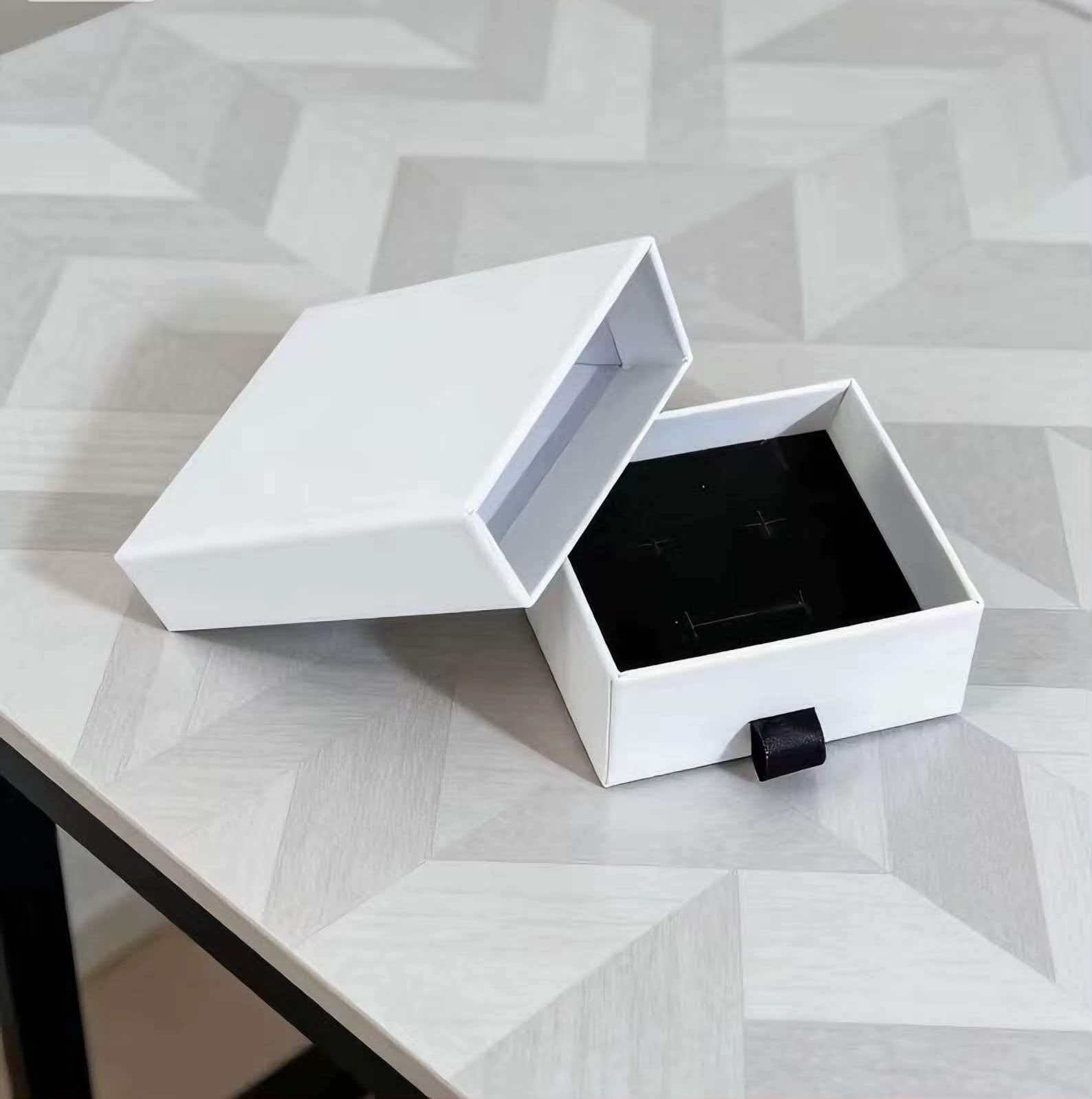 Caja de regalo blanca