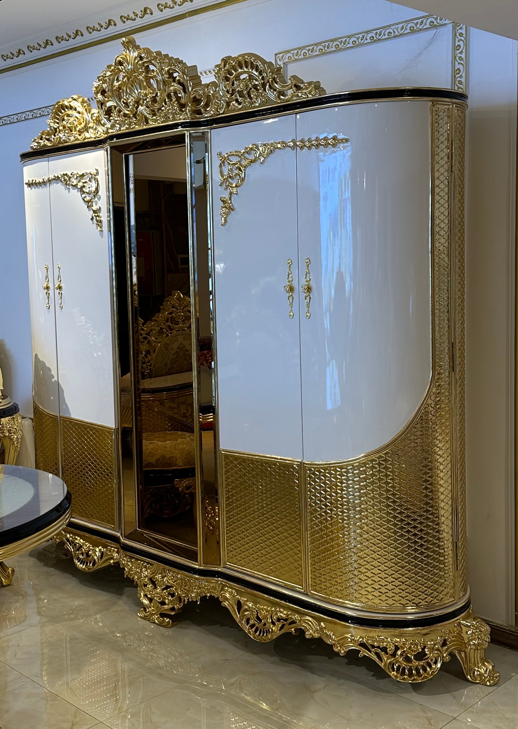White gold four-door wardrobe.