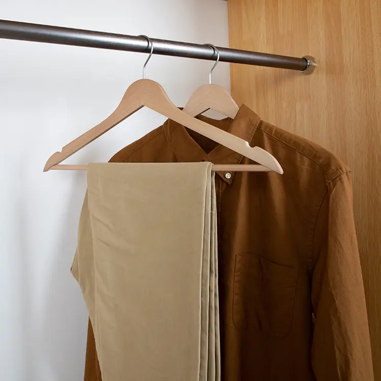 コートシャツ収納用の最高品質の滑り止め自然木製ハンガーラック