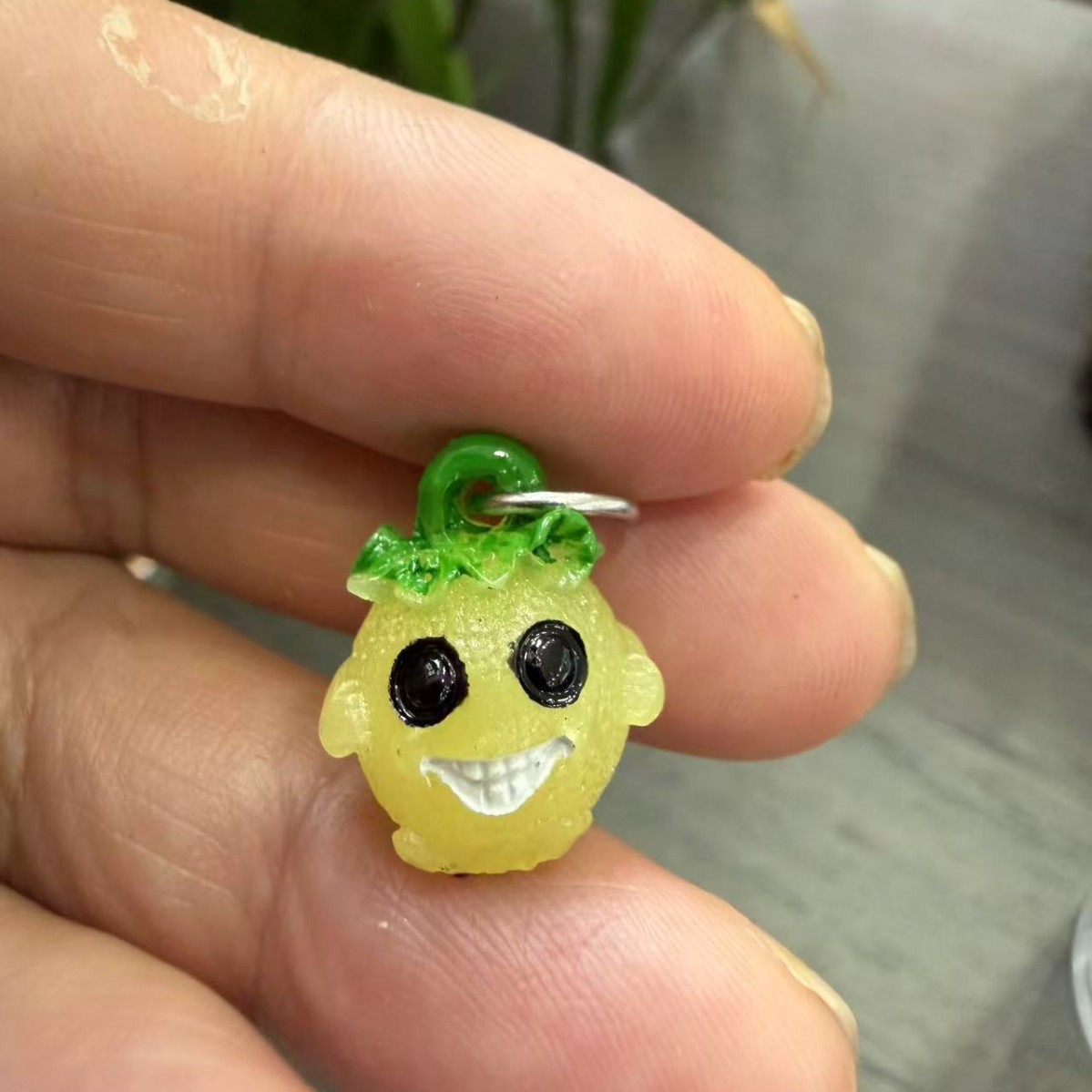 Petit lutin jaune phosphorescent