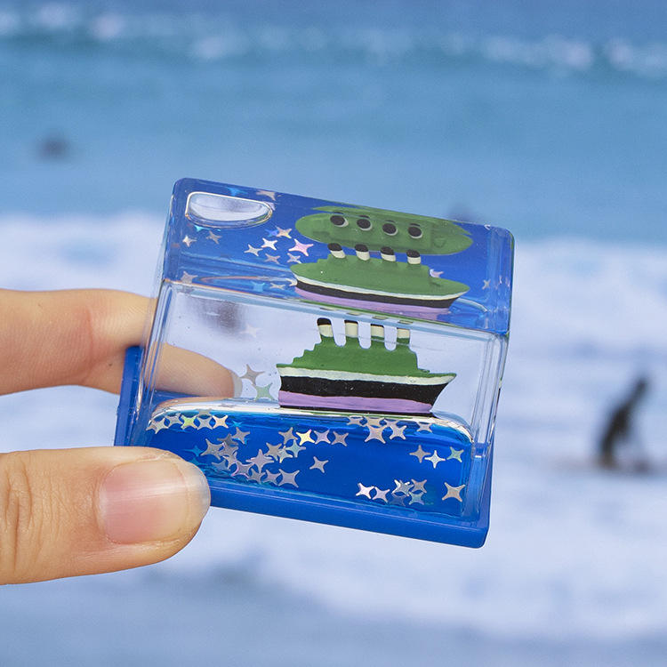 Mini petit bateau de croisière rectangulaire