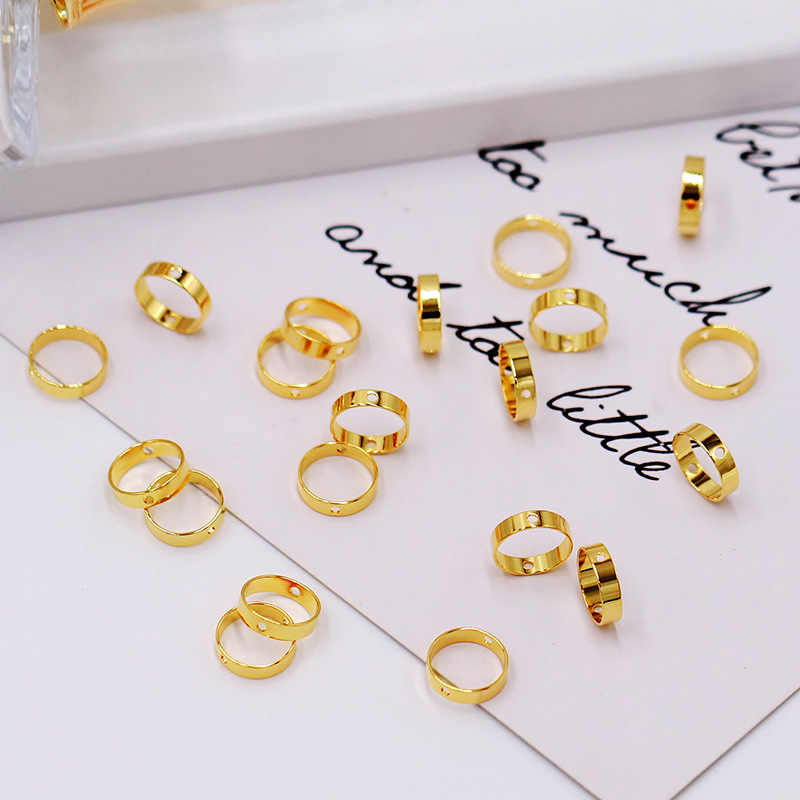Anillo de cobre bañado en oro de 18 quilates con dos agujeros para abalorios.