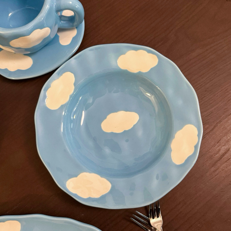 Assiette creuse à main pincée-ciel bleu et nuages blancs