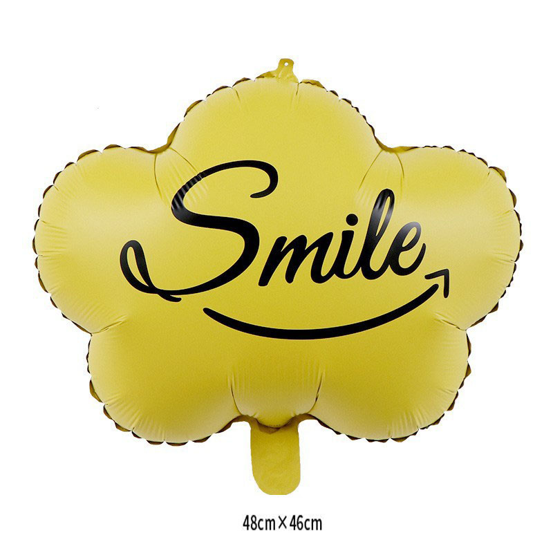 พื้นหลังสีเหลืองด้านรูปเมฆยิ้ม