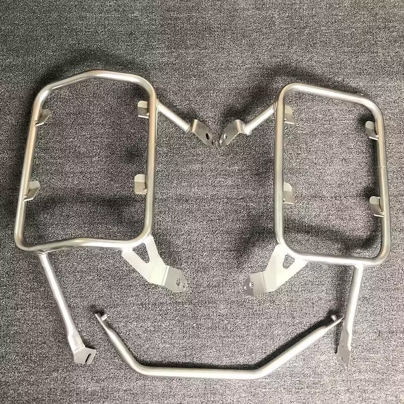 Motorcycle saddlebag bracket
