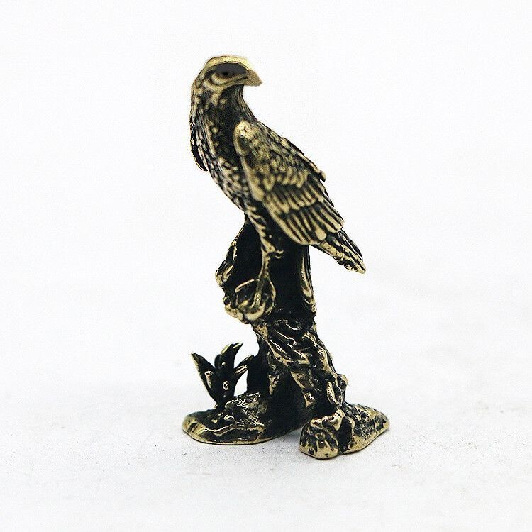 Figurine colorée de petit aigle