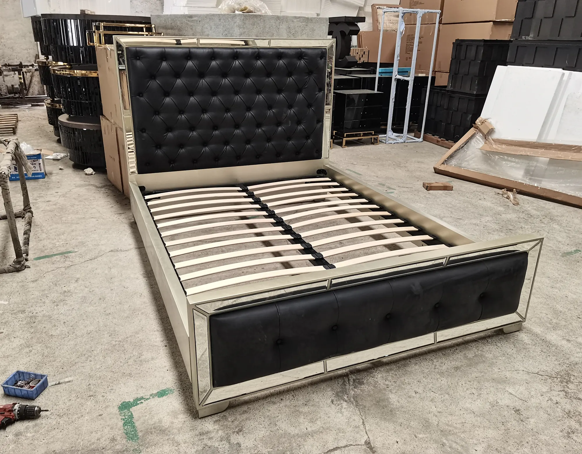Черная зеркальная двуспальная кровать для использования в домашних гостиницах, комплект мебели для спальни