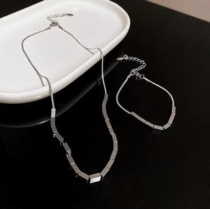 K-tarzı Ins soğuk tarzı küçük kare kolye Link zinciri ve geometrik desen ile kişiselleştirilmiş Retro klavikula zinciri - Product Image 1