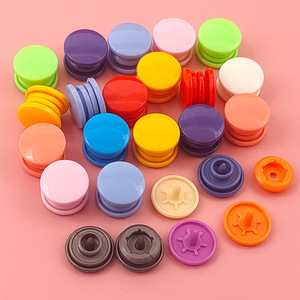 Botones personalizados de plástico con botón a presión en relieve de alta calidad con logotipo para ropa - Product Image 4